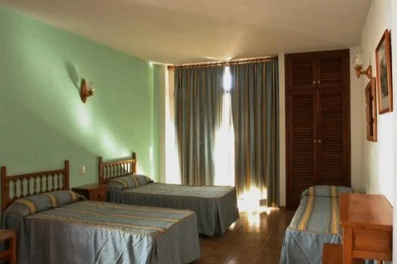 Amistat Island Hostel Ibiza - Albergue Juvenil Sant Antoni de Portmany 0*,  Spagna